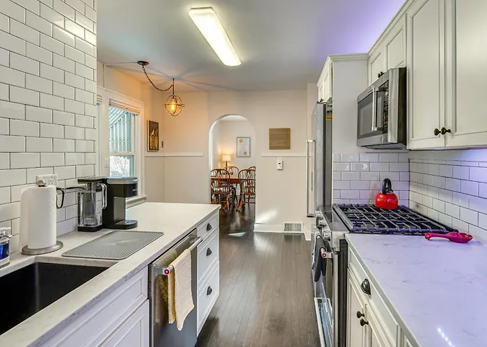 Walk To Train Station + Hot Tub! * Fox River Grove