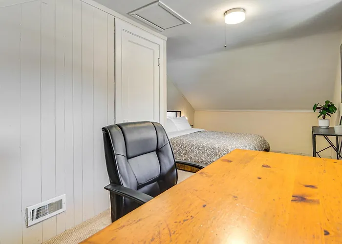 Walk To Train Station + Hot Tub! Fox River Grove