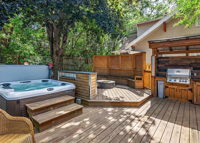 Walk To Train Station + Hot Tub!