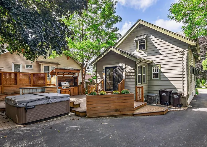 Walk To Train Station + Hot Tub! Сasa de vacaciones Fox River Grove